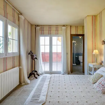 Leandro, First Line With Amazing Sea Views And Private Access To The Sea! Villa